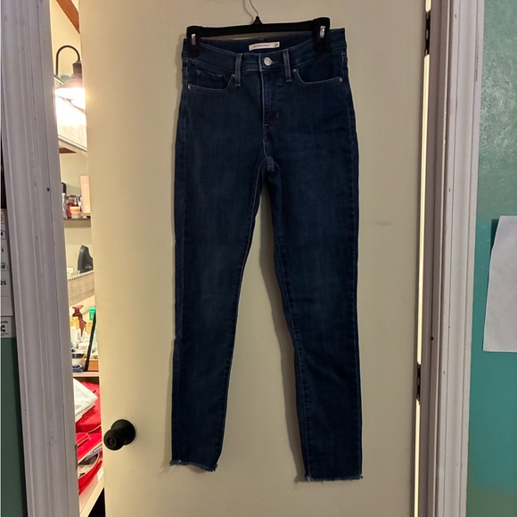 EUC Levi’s Ladies 311 Shaping Skinny 5 Pocket Jeans Raw Hem 26-30 - Picture 1 of 10
